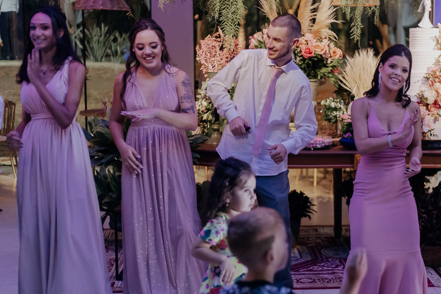 RECEPCAO DE CASAMENTO APOS A CERIMONIA AO AR LIVRE NO FINAL DA TARDE E POR DO SOL REALIZADO NO SALAO LALINDA EVENTOS EM SAO DOMINGOS PARANA E FOTOGRAFADO POR LUCAS DREHER E ALINE DREHER