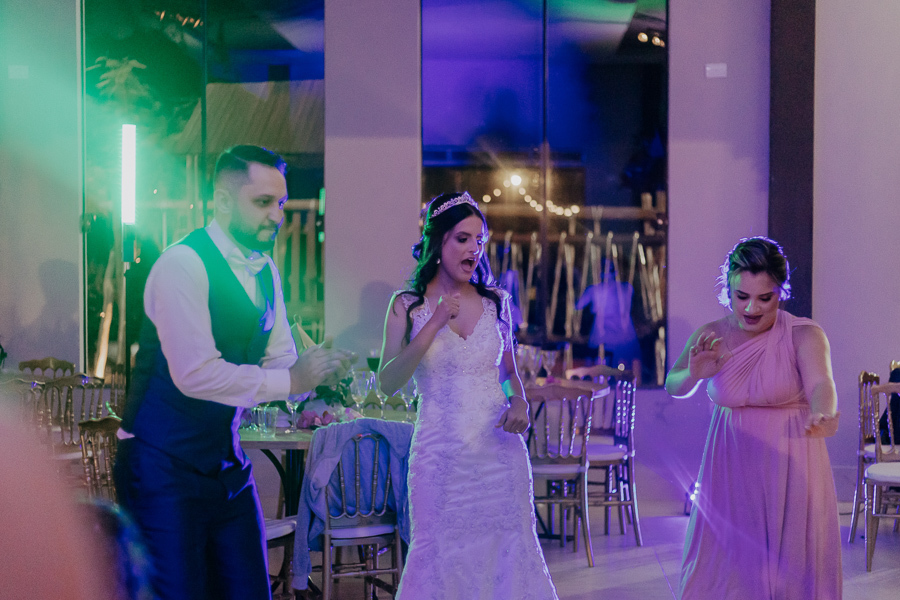 RECEPCAO DE CASAMENTO APOS A CERIMONIA AO AR LIVRE NO FINAL DA TARDE E POR DO SOL REALIZADO NO SALAO LALINDA EVENTOS EM SAO DOMINGOS PARANA E FOTOGRAFADO POR LUCAS DREHER E ALINE DREHER