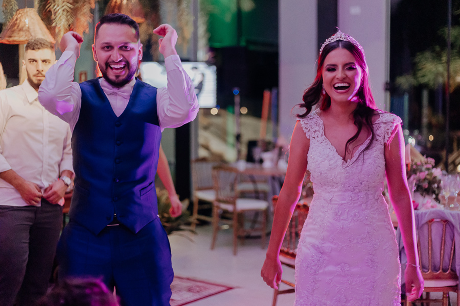 RECEPCAO DE CASAMENTO APOS A CERIMONIA AO AR LIVRE NO FINAL DA TARDE E POR DO SOL REALIZADO NO SALAO LALINDA EVENTOS EM SAO DOMINGOS PARANA E FOTOGRAFADO POR LUCAS DREHER E ALINE DREHER