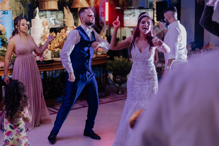 RECEPCAO DE CASAMENTO APOS A CERIMONIA AO AR LIVRE NO FINAL DA TARDE E POR DO SOL REALIZADO NO SALAO LALINDA EVENTOS EM SAO DOMINGOS PARANA E FOTOGRAFADO POR LUCAS DREHER E ALINE DREHER