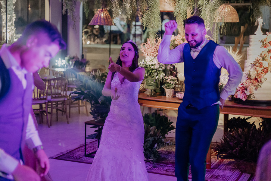 RECEPCAO DE CASAMENTO APOS A CERIMONIA AO AR LIVRE NO FINAL DA TARDE E POR DO SOL REALIZADO NO SALAO LALINDA EVENTOS EM SAO DOMINGOS PARANA E FOTOGRAFADO POR LUCAS DREHER E ALINE DREHER