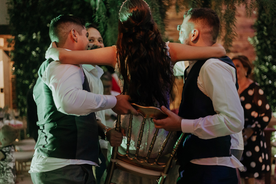 RECEPCAO DE CASAMENTO APOS A CERIMONIA AO AR LIVRE NO FINAL DA TARDE E POR DO SOL REALIZADO NO SALAO LALINDA EVENTOS EM SAO DOMINGOS PARANA E FOTOGRAFADO POR LUCAS DREHER E ALINE DREHER