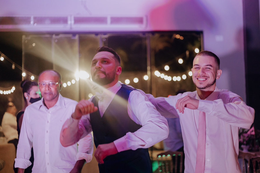 RECEPCAO DE CASAMENTO APOS A CERIMONIA AO AR LIVRE NO FINAL DA TARDE E POR DO SOL REALIZADO NO SALAO LALINDA EVENTOS EM SAO DOMINGOS PARANA E FOTOGRAFADO POR LUCAS DREHER E ALINE DREHER