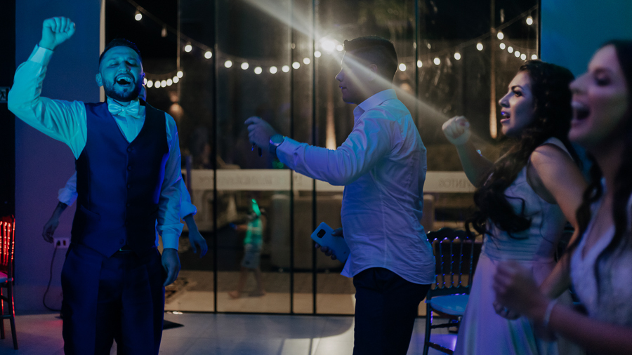 RECEPCAO DE CASAMENTO APOS A CERIMONIA AO AR LIVRE NO FINAL DA TARDE E POR DO SOL REALIZADO NO SALAO LALINDA EVENTOS EM SAO DOMINGOS PARANA E FOTOGRAFADO POR LUCAS DREHER E ALINE DREHER