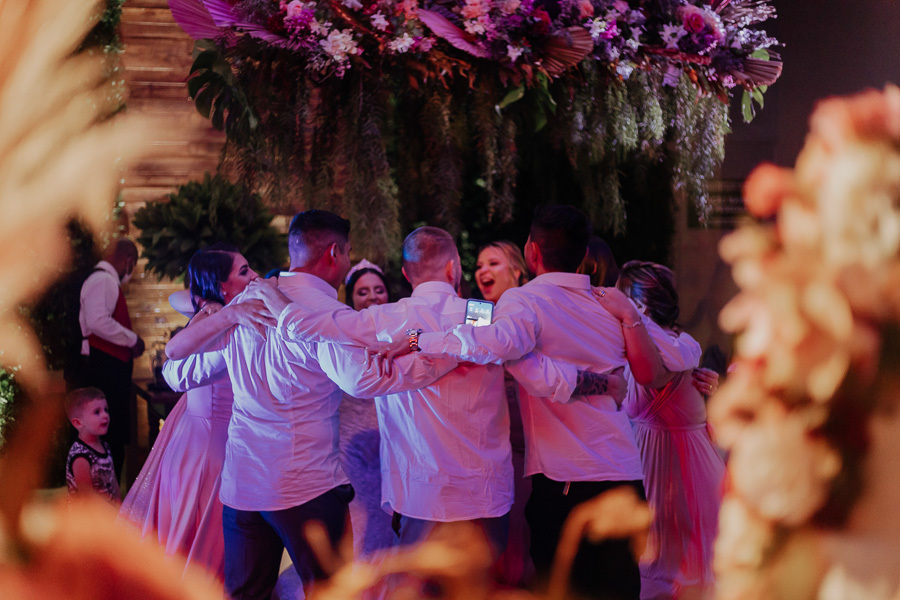 RECEPCAO DE CASAMENTO APOS A CERIMONIA AO AR LIVRE NO FINAL DA TARDE E POR DO SOL REALIZADO NO SALAO LALINDA EVENTOS EM SAO DOMINGOS PARANA E FOTOGRAFADO POR LUCAS DREHER E ALINE DREHER
