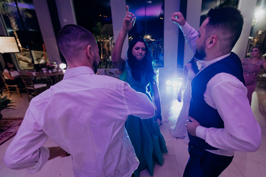 RECEPCAO DE CASAMENTO APOS A CERIMONIA AO AR LIVRE NO FINAL DA TARDE E POR DO SOL REALIZADO NO SALAO LALINDA EVENTOS EM SAO DOMINGOS PARANA E FOTOGRAFADO POR LUCAS DREHER E ALINE DREHER