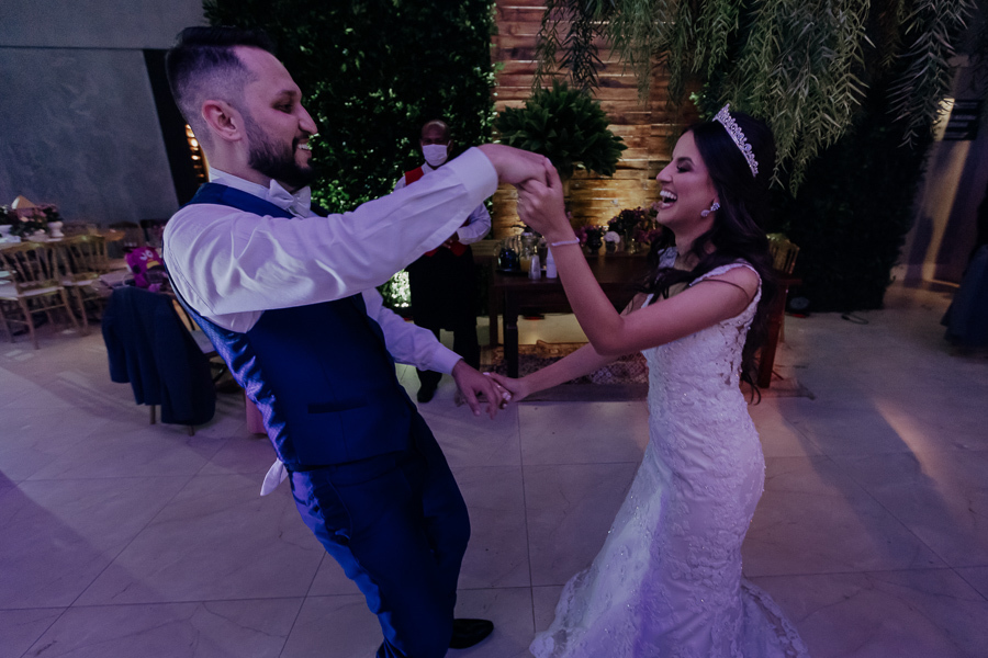 RECEPCAO DE CASAMENTO APOS A CERIMONIA AO AR LIVRE NO FINAL DA TARDE E POR DO SOL REALIZADO NO SALAO LALINDA EVENTOS EM SAO DOMINGOS PARANA E FOTOGRAFADO POR LUCAS DREHER E ALINE DREHER