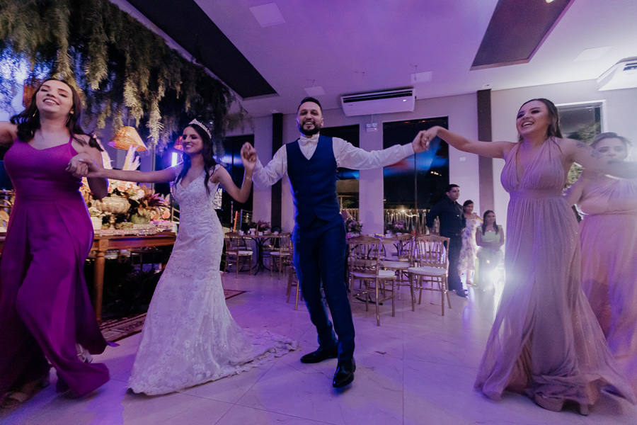 RECEPCAO DE CASAMENTO APOS A CERIMONIA AO AR LIVRE NO FINAL DA TARDE E POR DO SOL REALIZADO NO SALAO LALINDA EVENTOS EM SAO DOMINGOS PARANA E FOTOGRAFADO POR LUCAS DREHER E ALINE DREHER