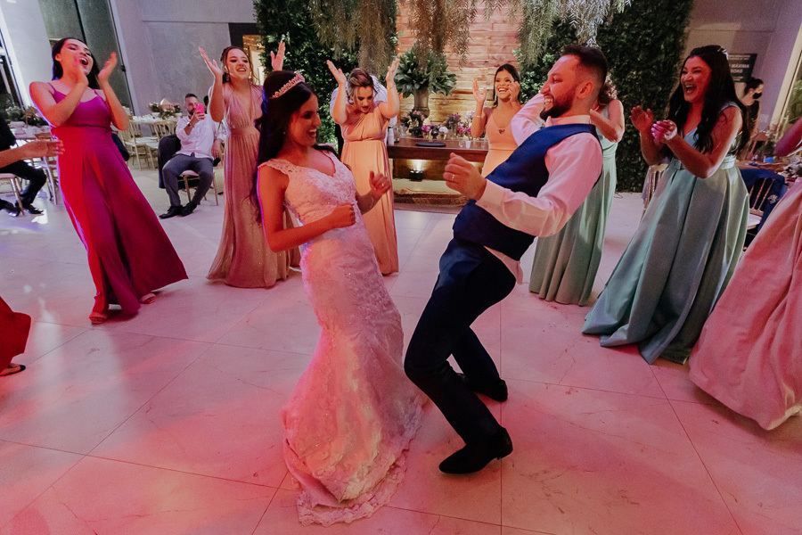 RECEPCAO DE CASAMENTO APOS A CERIMONIA AO AR LIVRE NO FINAL DA TARDE E POR DO SOL REALIZADO NO SALAO LALINDA EVENTOS EM SAO DOMINGOS PARANA E FOTOGRAFADO POR LUCAS DREHER E ALINE DREHER