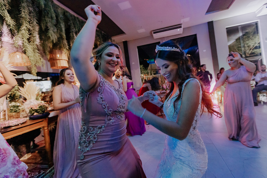 RECEPCAO DE CASAMENTO APOS A CERIMONIA AO AR LIVRE NO FINAL DA TARDE E POR DO SOL REALIZADO NO SALAO LALINDA EVENTOS EM SAO DOMINGOS PARANA E FOTOGRAFADO POR LUCAS DREHER E ALINE DREHER