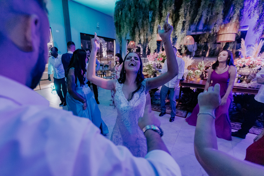 RECEPCAO DE CASAMENTO APOS A CERIMONIA AO AR LIVRE NO FINAL DA TARDE E POR DO SOL REALIZADO NO SALAO LALINDA EVENTOS EM SAO DOMINGOS PARANA E FOTOGRAFADO POR LUCAS DREHER E ALINE DREHER