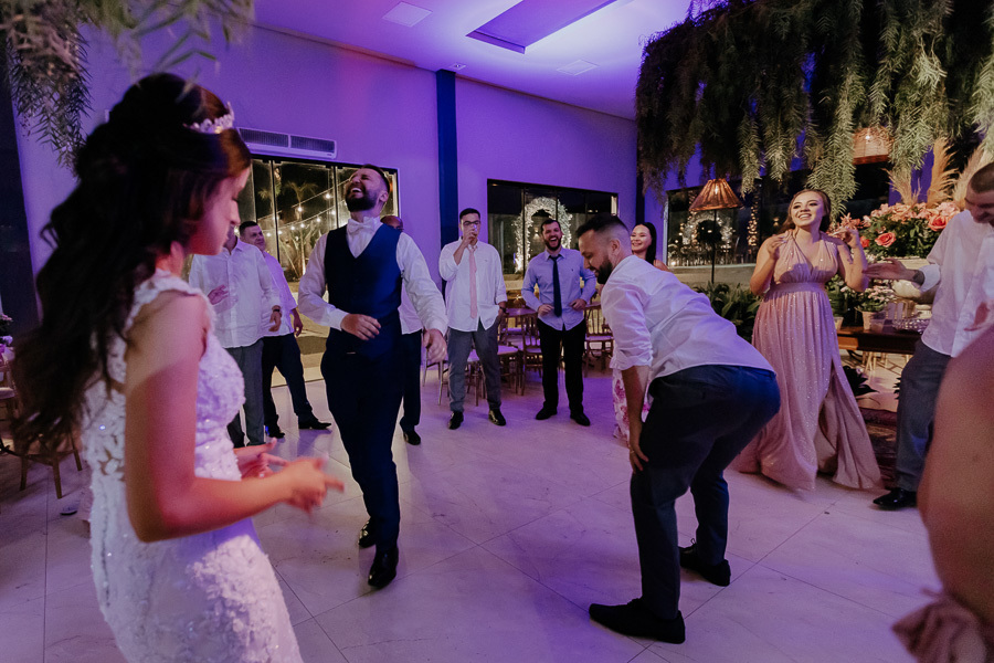 RECEPCAO DE CASAMENTO APOS A CERIMONIA AO AR LIVRE NO FINAL DA TARDE E POR DO SOL REALIZADO NO SALAO LALINDA EVENTOS EM SAO DOMINGOS PARANA E FOTOGRAFADO POR LUCAS DREHER E ALINE DREHER