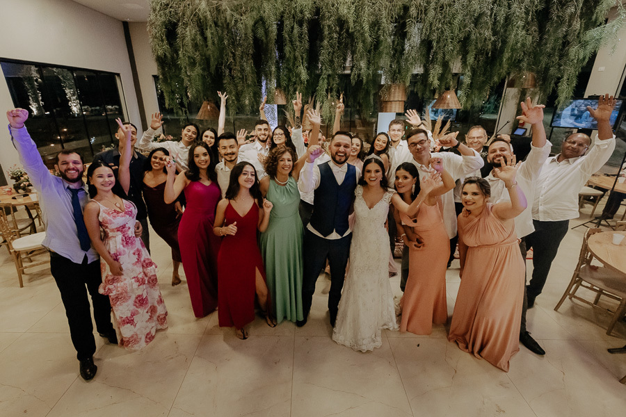 RECEPCAO DE CASAMENTO APOS A CERIMONIA AO AR LIVRE NO FINAL DA TARDE E POR DO SOL REALIZADO NO SALAO LALINDA EVENTOS EM SAO DOMINGOS PARANA E FOTOGRAFADO POR LUCAS DREHER E ALINE DREHER
