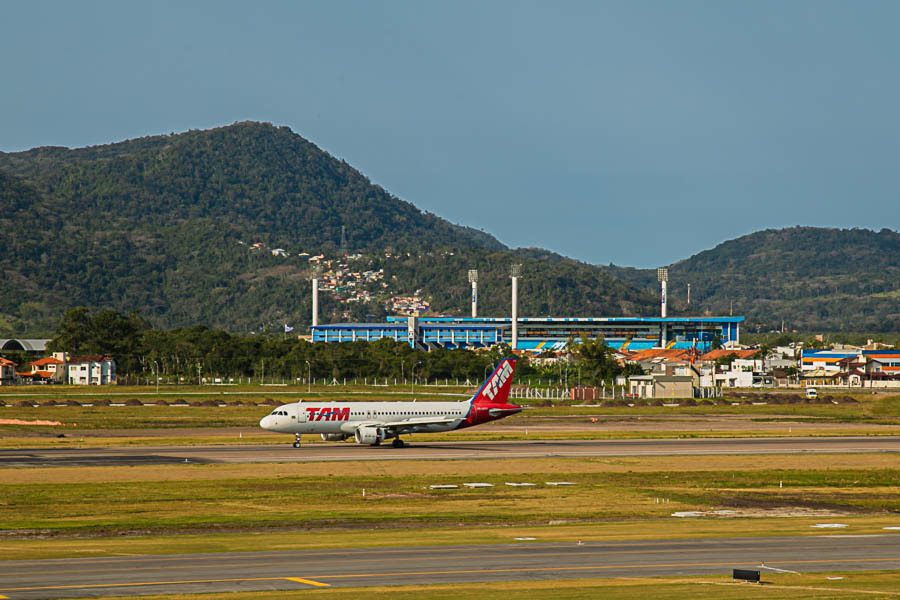 Avião TAM com o Estádio da Ressacada de fundo.