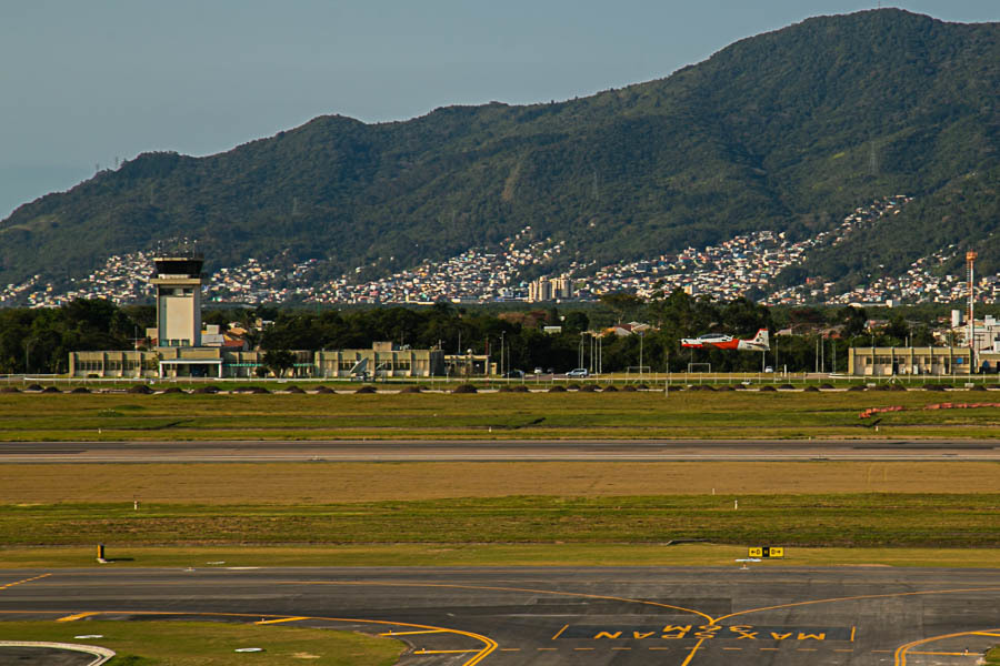 Avião de instrução da FAB decolando