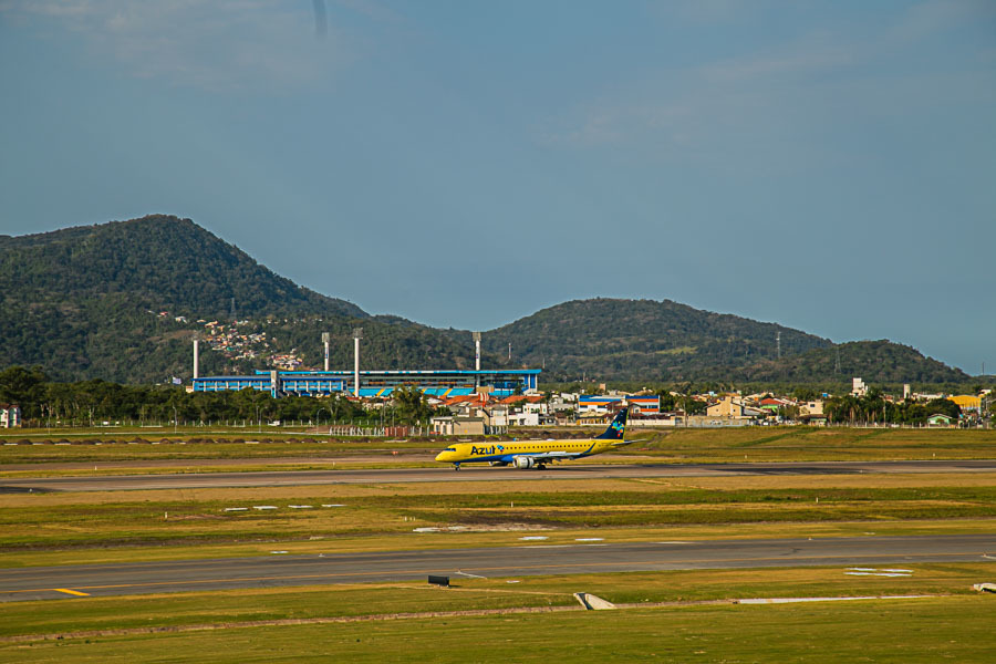 Avião Azul com Estádio da Ressacada ao fundo