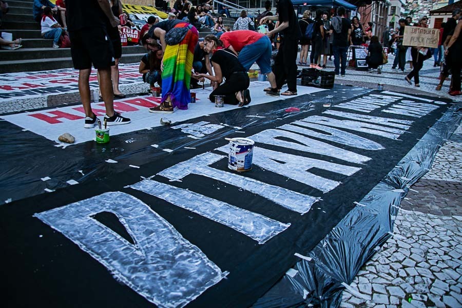 anifestantes preparam as faixas para Caminhada do Silêncio – André Arcênio – 2019