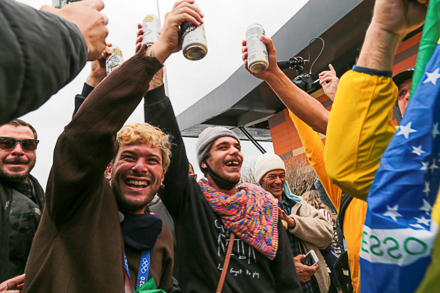 Pedro Barros comemora com amigos
