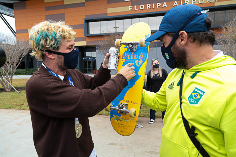 Pedro mostra o skate que conquistou a medalha