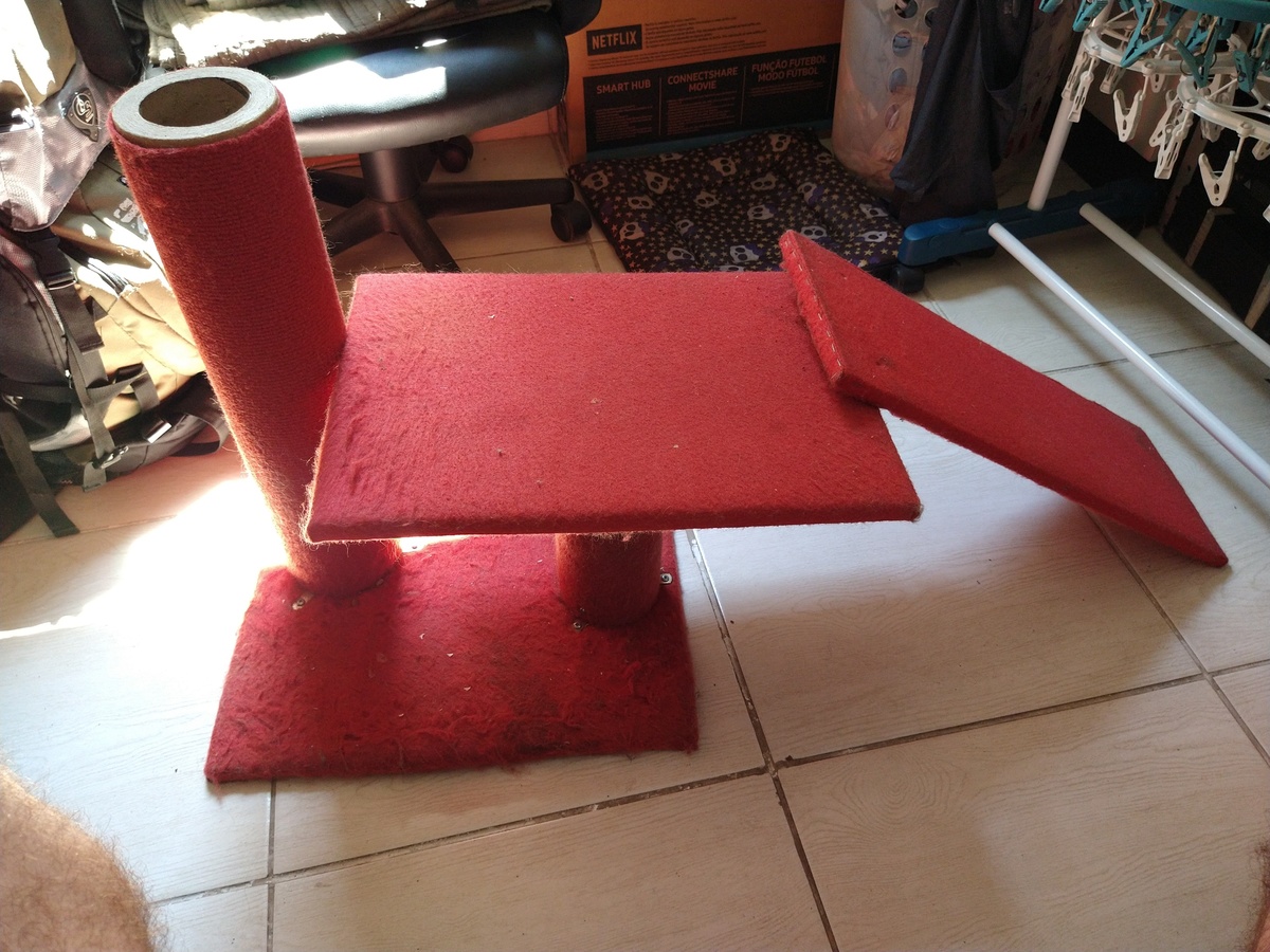 Arranhador para gatos, feito com resto de madeira