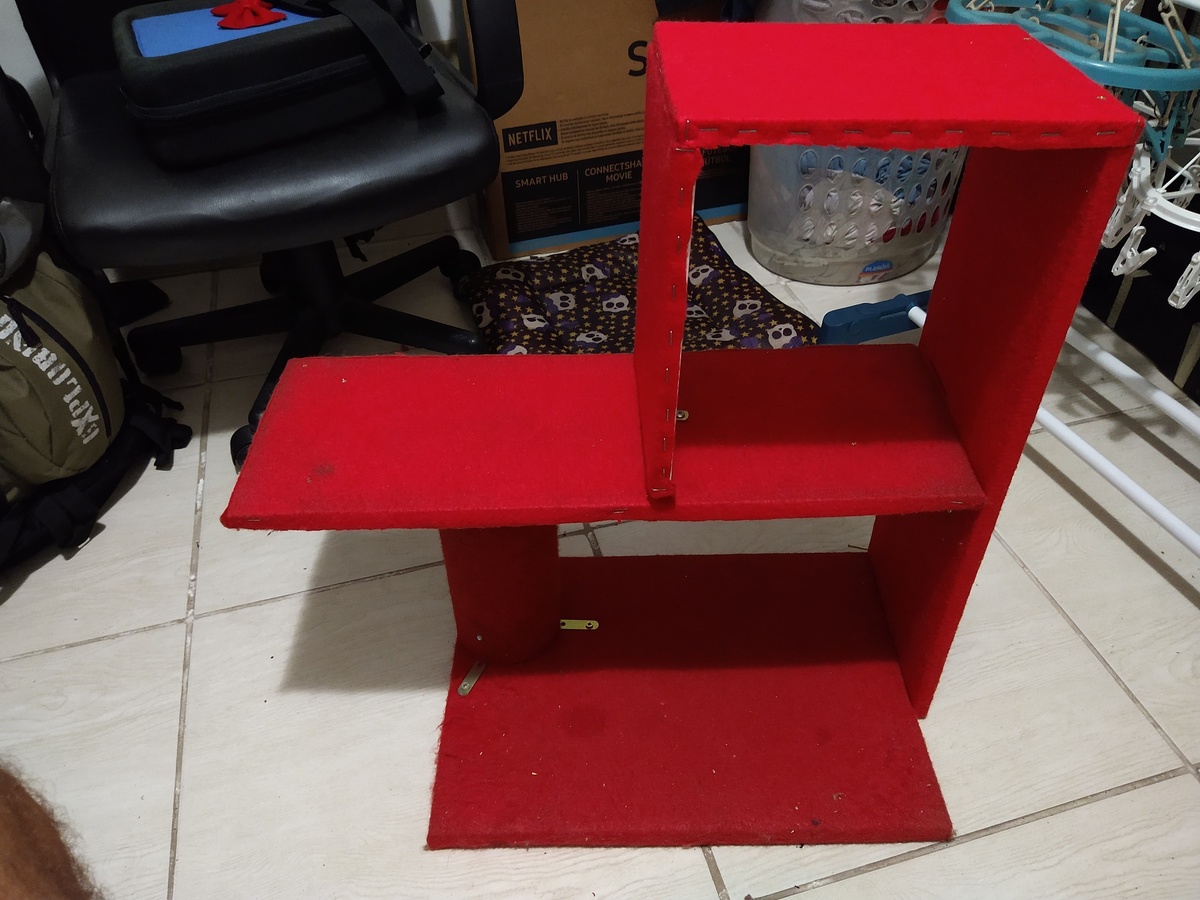 Arranhador para gatos, feito com resto de madeira