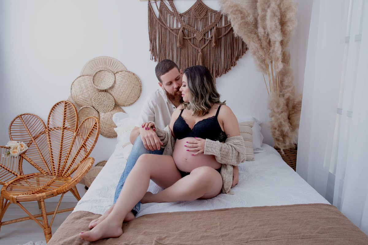 Ensaio de Gestante em quarto lindo.