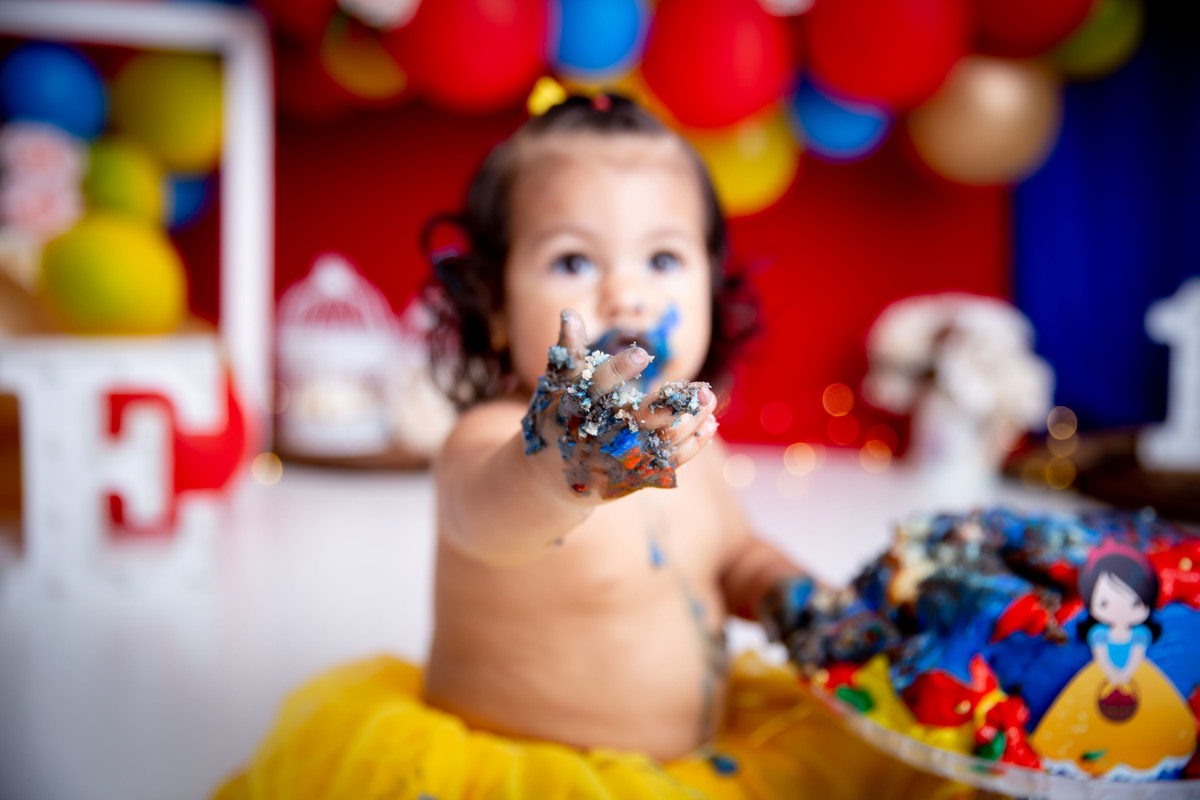 O foco nessa mãozinha cheia de bolo 
