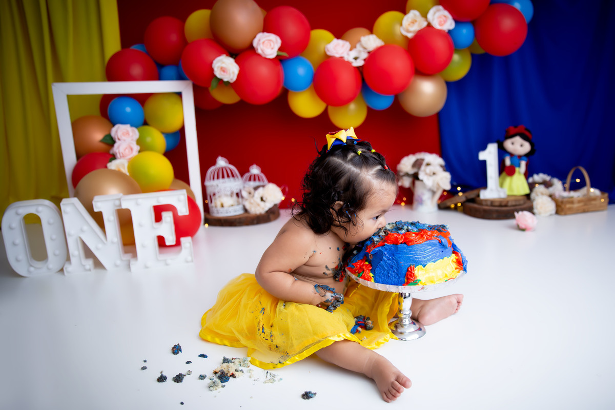 Ela amou o bolo do seu ensaio smash the cake