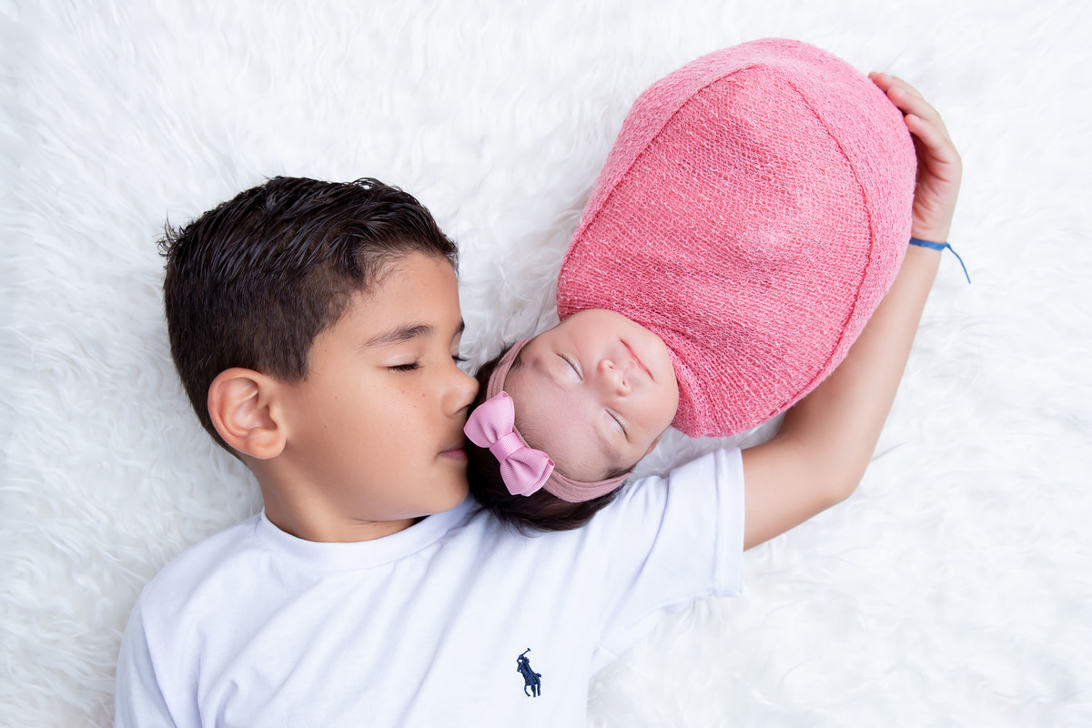 ensaio newborn com irmão 