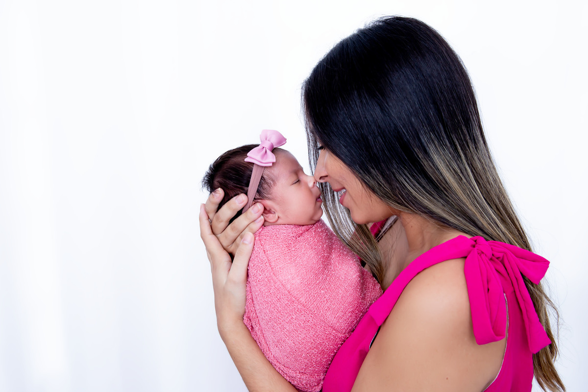 Foto do bebê recém nascido com a mamãe