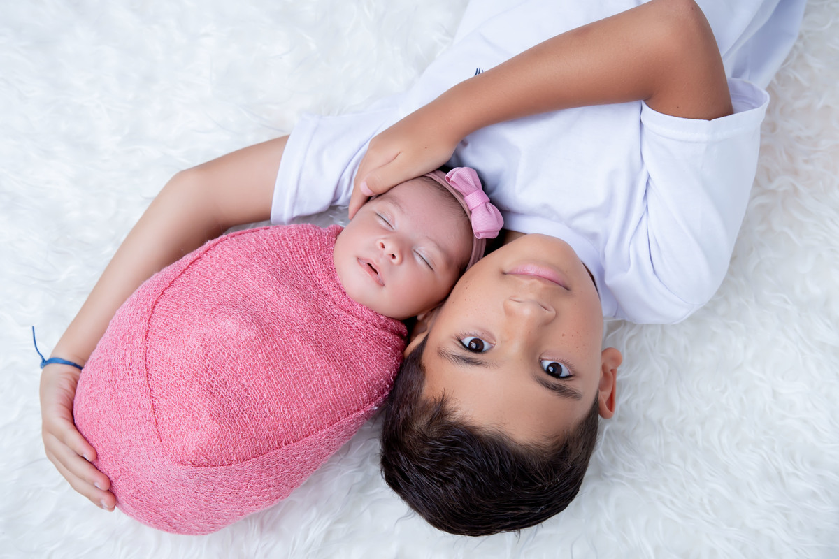 ensaio newborn com irmão 