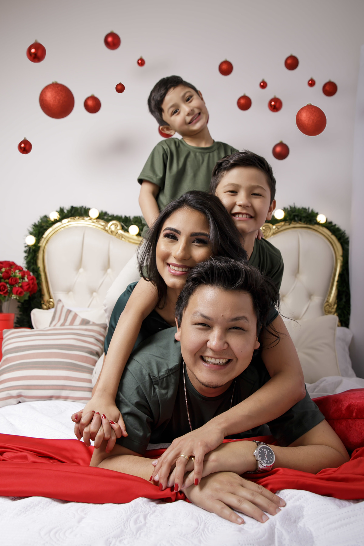 Poses em família no cenário natal na cama