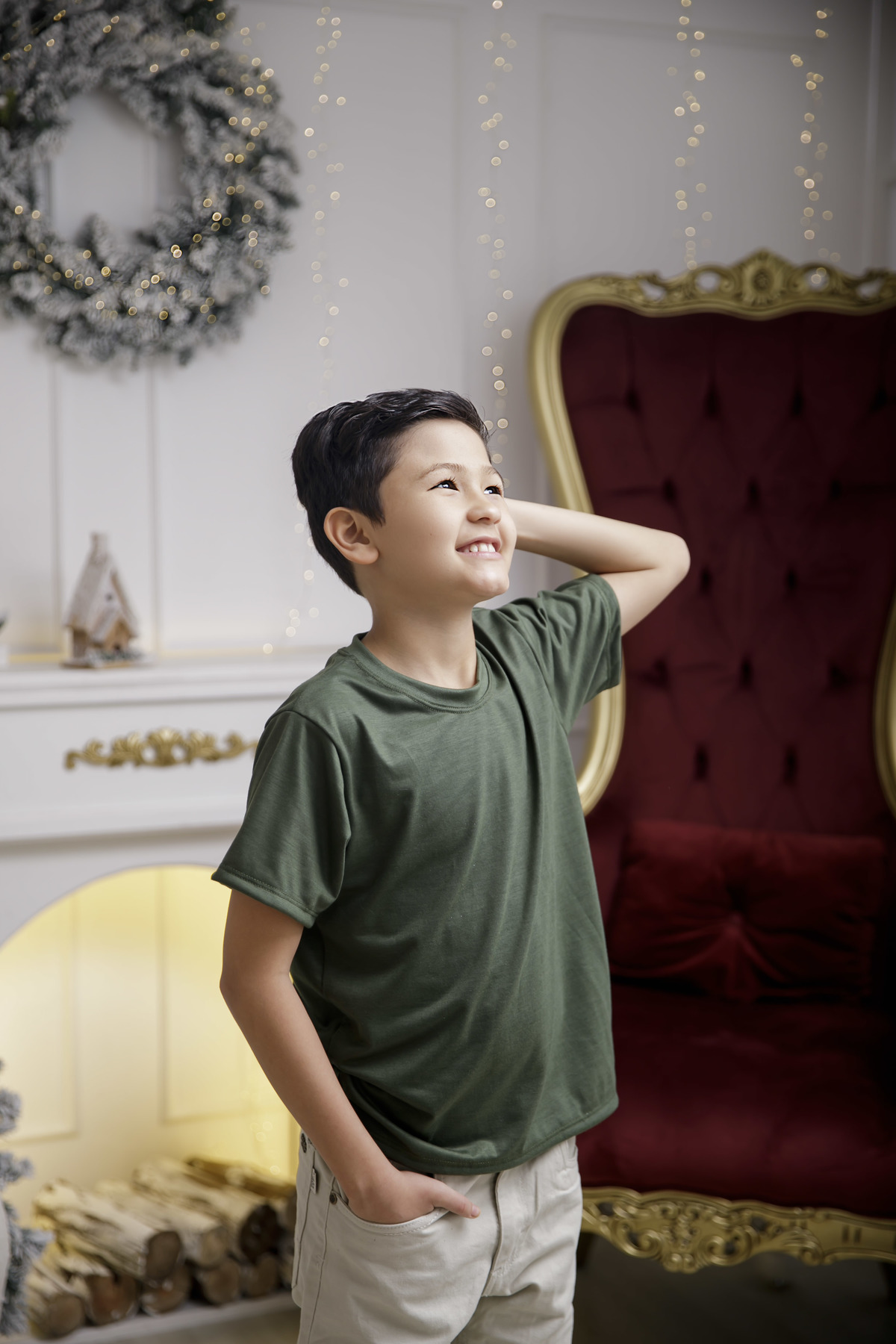 Ensaio de Natal infantil com poltrona incrível vermelha 