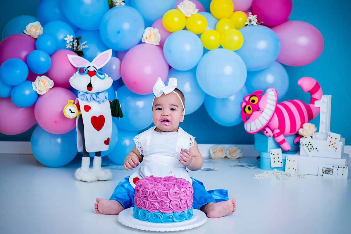 Comendo o bolo lindo no ensaio smash The Cake 