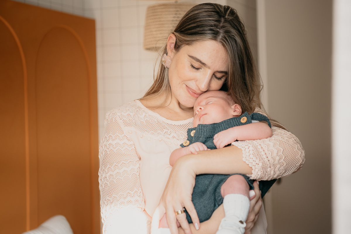 O amor da mamãe Andressa com seu primogênito Henrique com 1 mês de vida, capturado pela fotógrafa Fabiana Bomfim, na Barra da Tijuca