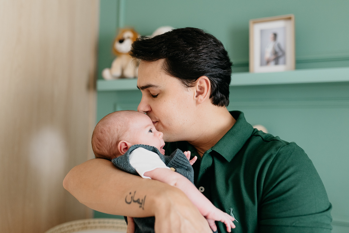 O amor do papai Renato com seu primogênito Henrique com 1 mês de vida, capturado pela fotógrafa Fabiana Bomfim, na Barra da Tijuca