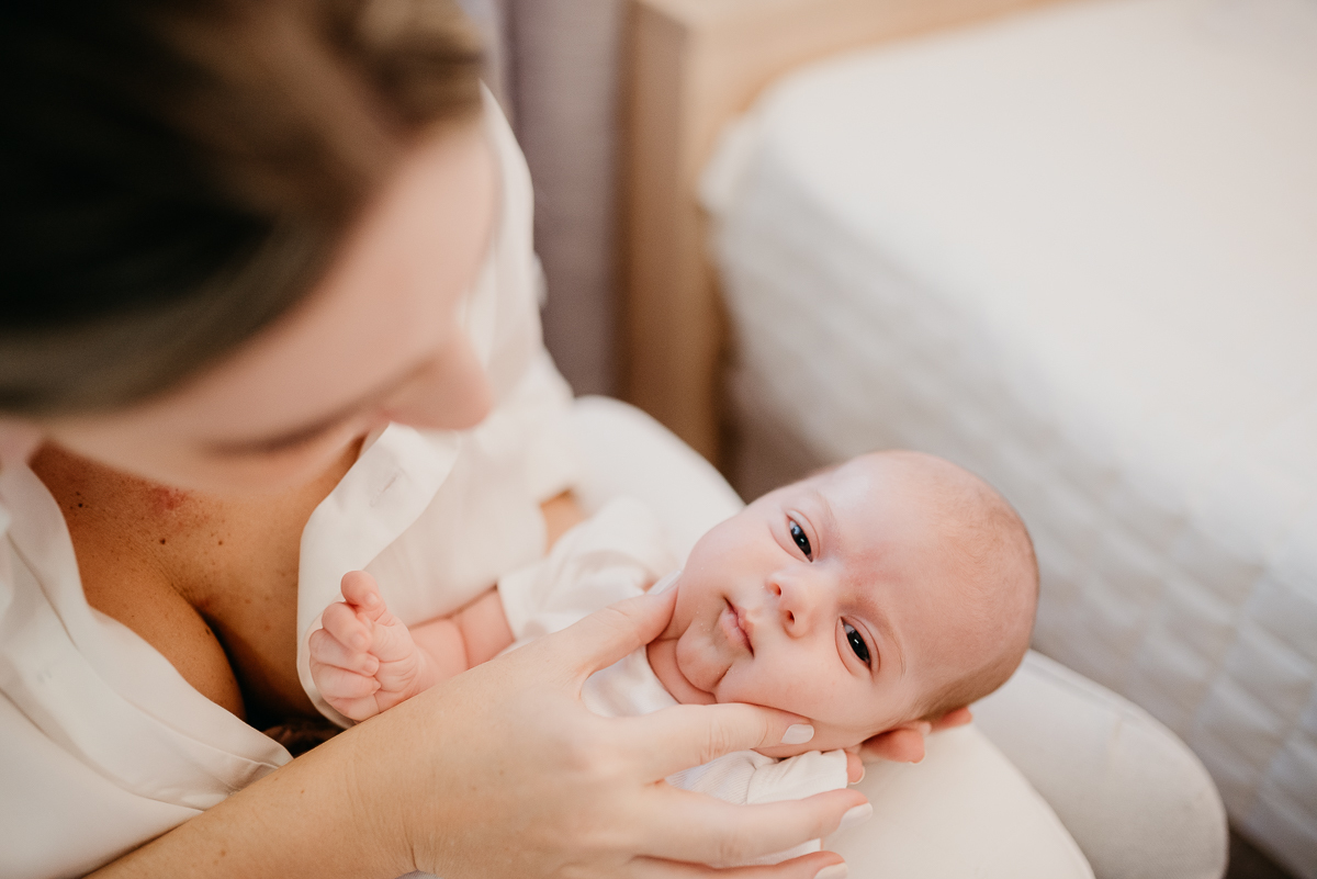 O amor da mamãe Andressa com seu primogênito Henrique com 1 mês de vida, capturado pela fotógrafa Fabiana Bomfim, na Barra da Tijuca