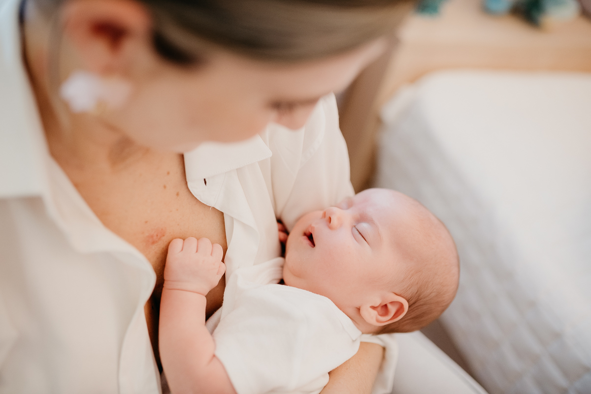 O amor da mamãe Andressa com seu primogênito Henrique com 1 mês de vida, capturado pela fotógrafa Fabiana Bomfim, na Barra da Tijuca