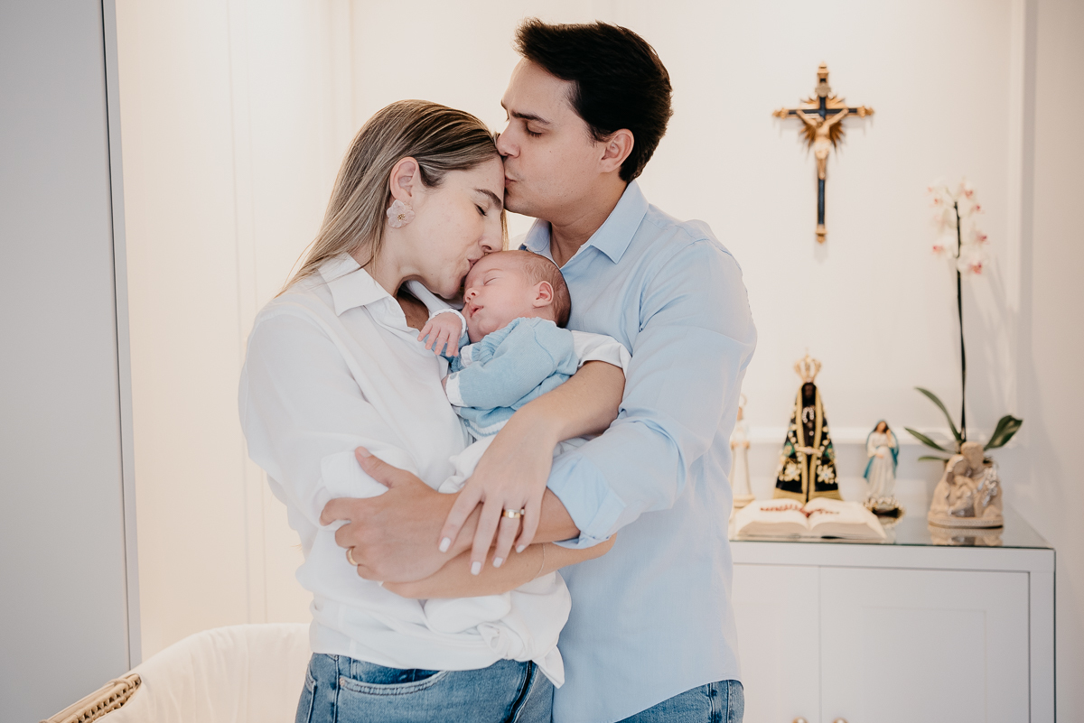 Andressa e Renato com o seu Henrique durante o ensaio de primeiros clicks, feito pela fotógrafa Fabiana Bomfim, na Barra da Tijuca