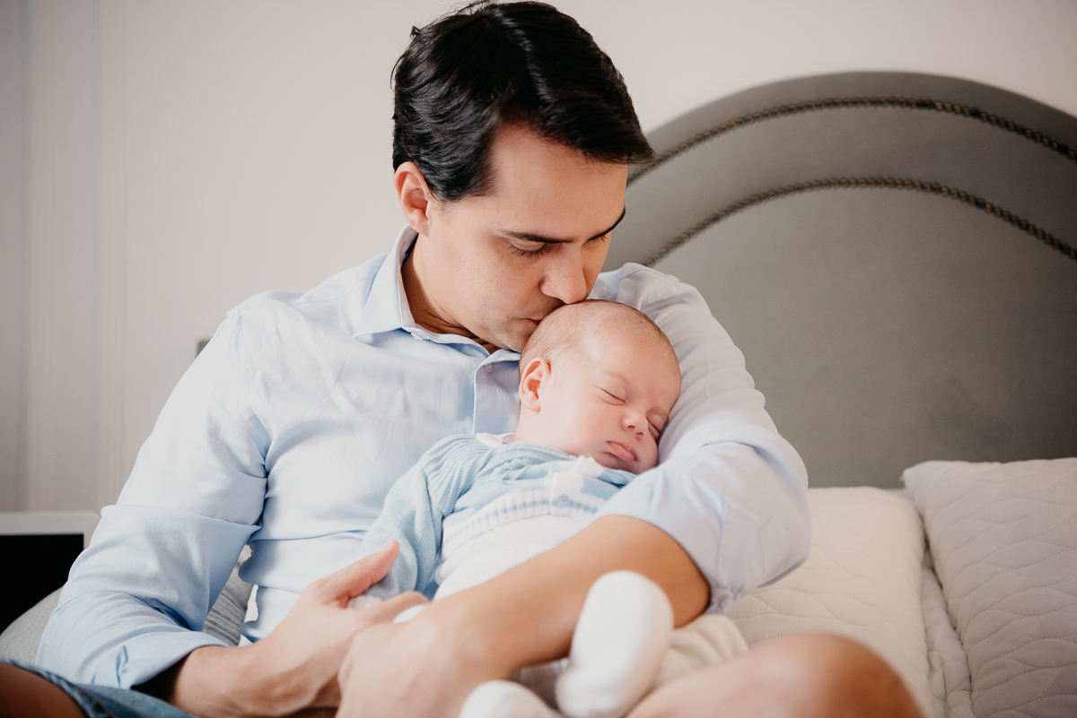 O amor do papai Renato com seu primogênito Henrique com 1 mês de vida, capturado pela fotógrafa Fabiana Bomfim, na Barra da Tijuca