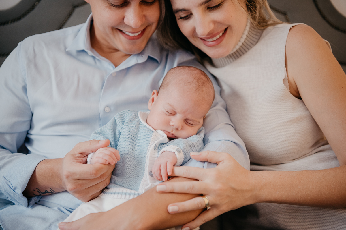 Andressa e Renato com o seu Henrique durante o ensaio de primeiros clicks, feito pela fotógrafa Fabiana Bomfim, na Barra da Tijuca