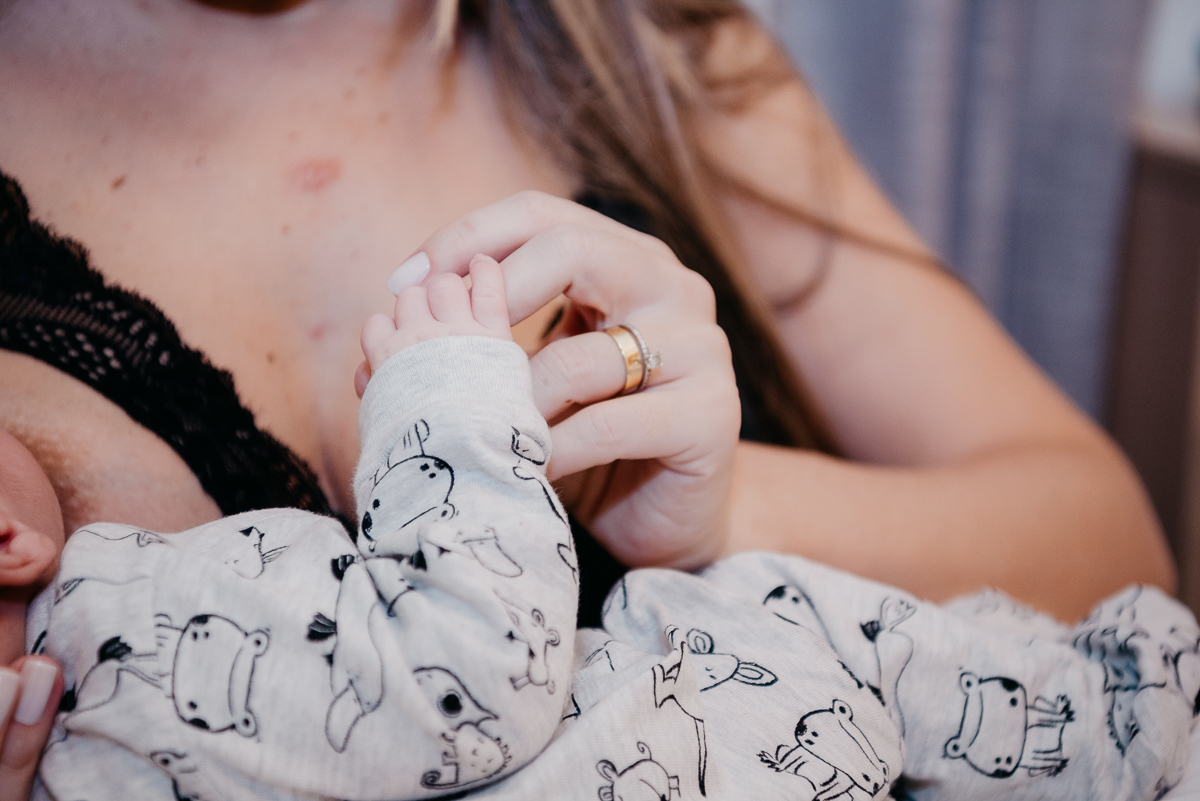 O amor da mamãe Andressa com seu primogênito Henrique com 1 mês de vida, capturado pela fotógrafa Fabiana Bomfim, na Barra da Tijuca