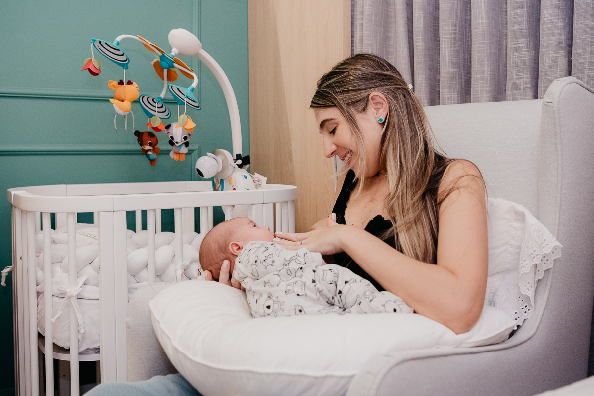 O amor da mamãe Andressa com seu primogênito Henrique com 1 mês de vida, capturado pela fotógrafa Fabiana Bomfim, na Barra da Tijuca