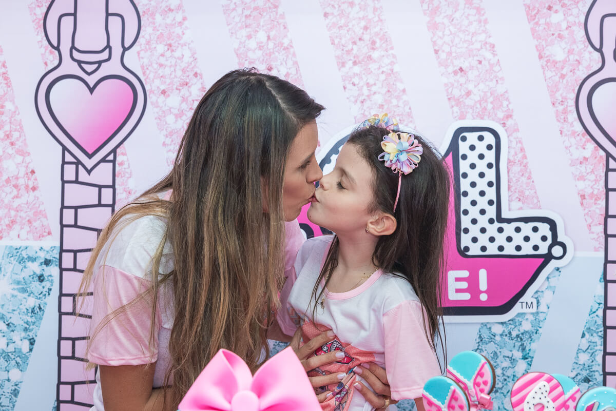 Aniversário de 6 anos da Gabi, com o tema Lol Suprise, pela fotógrafa Fabiana Bomfim.