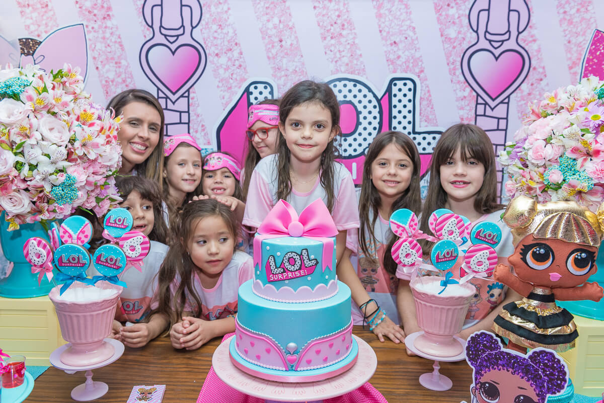 Aniversário de 6 anos da Gabi, com o tema Lol Suprise, pela fotógrafa Fabiana Bomfim.