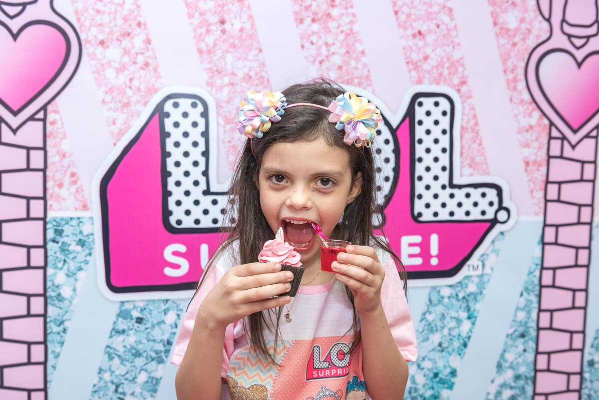 Aniversário de 6 anos da Gabi, com o tema Lol Suprise, pela fotógrafa Fabiana Bomfim.