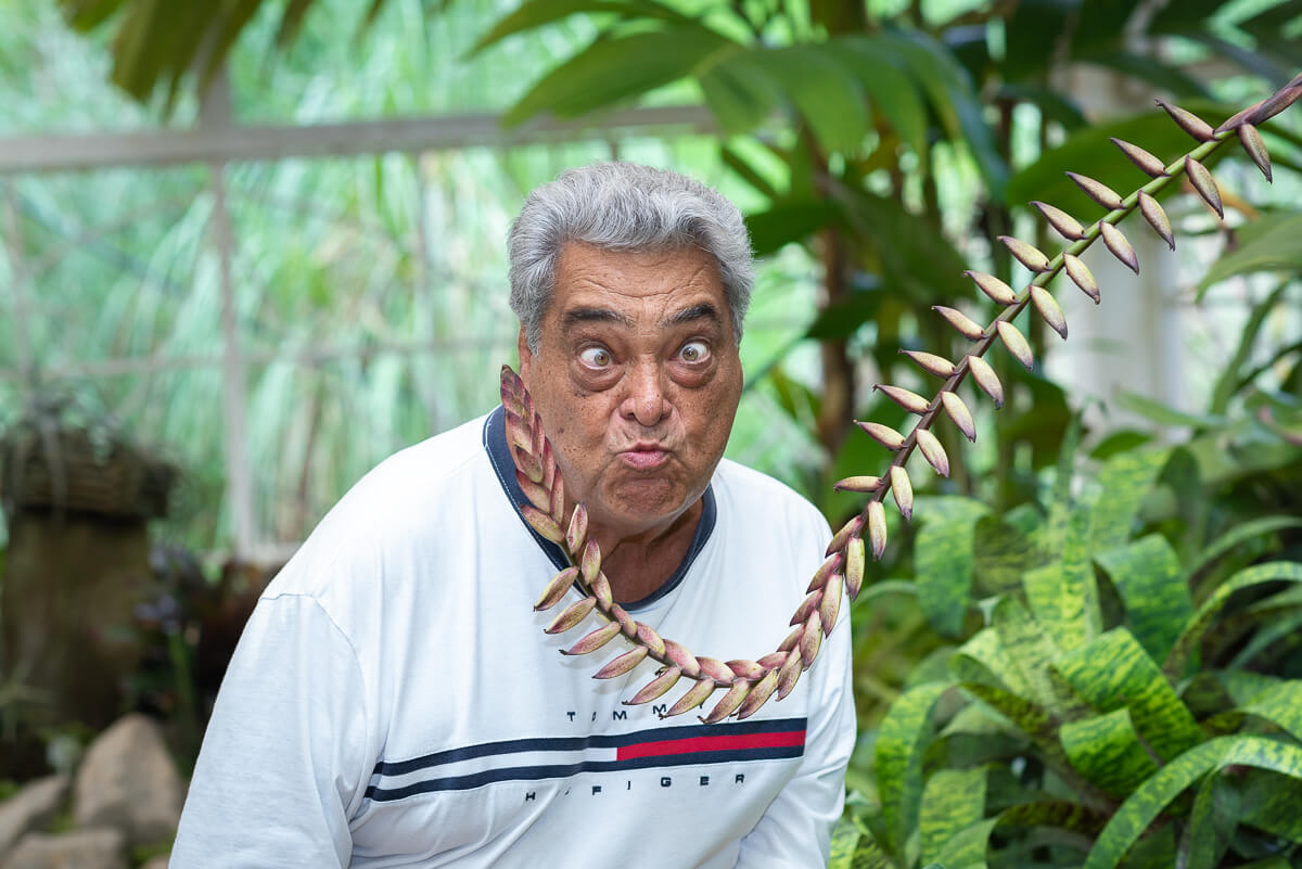 Alegria e descontração durante o ensaio em comemoração aos 50 anos de casados, pela fotógrafa Fabiana Bomfim