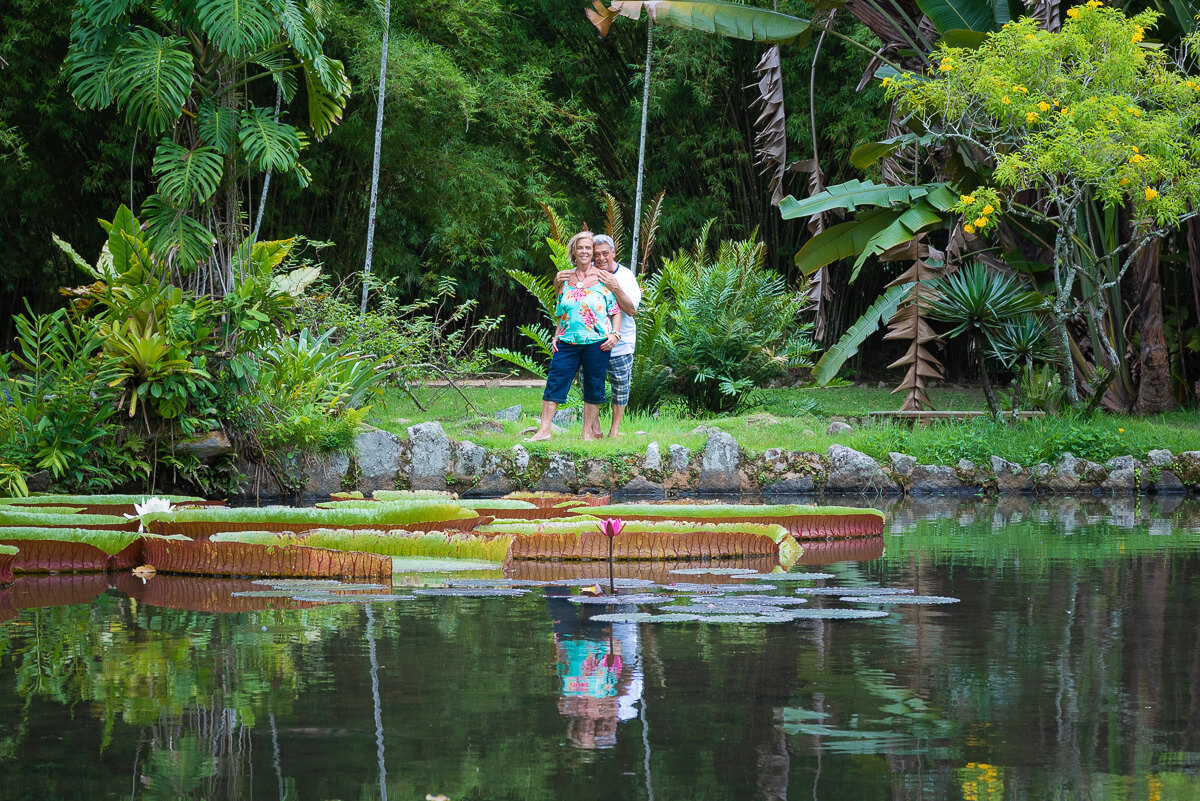 Paisagem lindíssima do Jardim Botânico do Rio de Janeiro para o ensaio de 50 anos do casal Lúcia e Paulo, pela fotógrafa Fabiana Bomfim