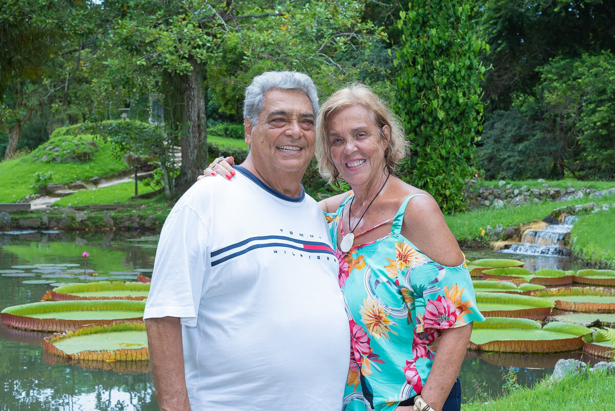 Paisagem lindíssima do Jardim Botânico do Rio de Janeiro para o ensaio de 50 anos do casal Lúcia e Paulo, pela fotógrafa Fabiana Bomfim