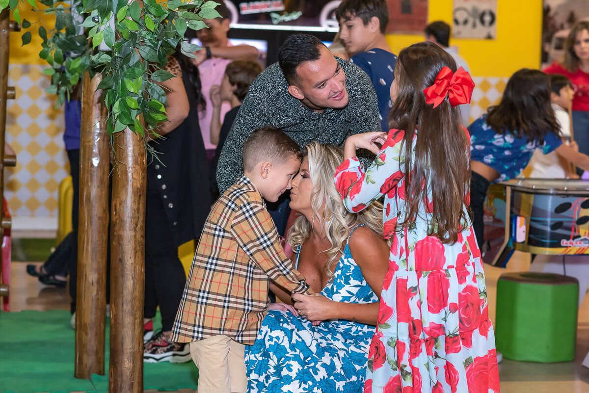 Réver Jr, e Alicia recendo o carinho dos pais durante a festa, pela fotógrafa Fabiana Bomfim